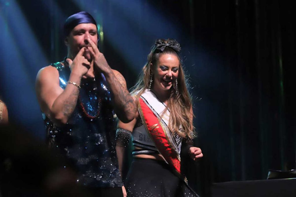 Diogo assovia para Paolla, que recebeu faixa de Rainha