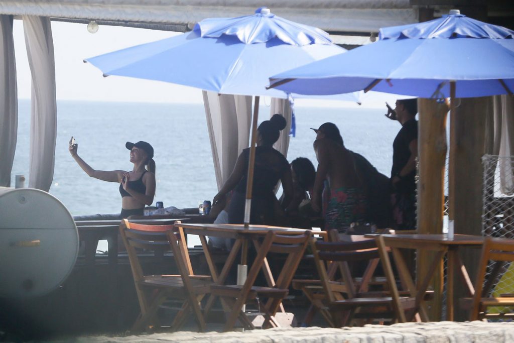 Duda Reis em praia do Rio de Janeiro