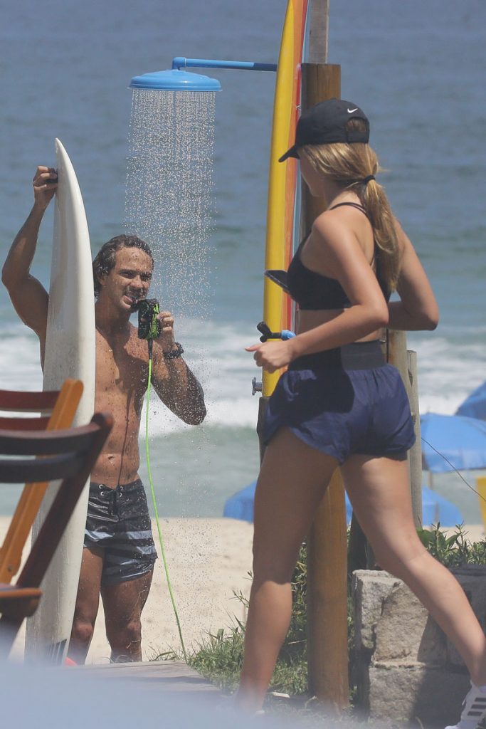 Duda Reis e André Luiz Frambach em praia do Rio de Janeiro