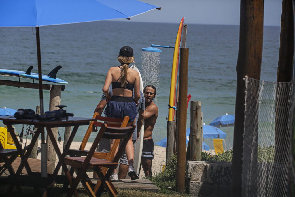 Duda Reis e André Luiz Frambach em praia do Rio de Janeiro