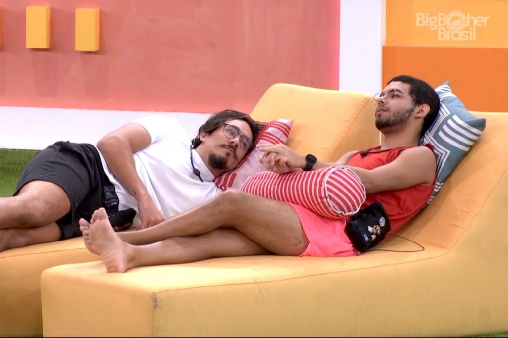 Eliezer e Vinicius em conversa no jardim do BBB22