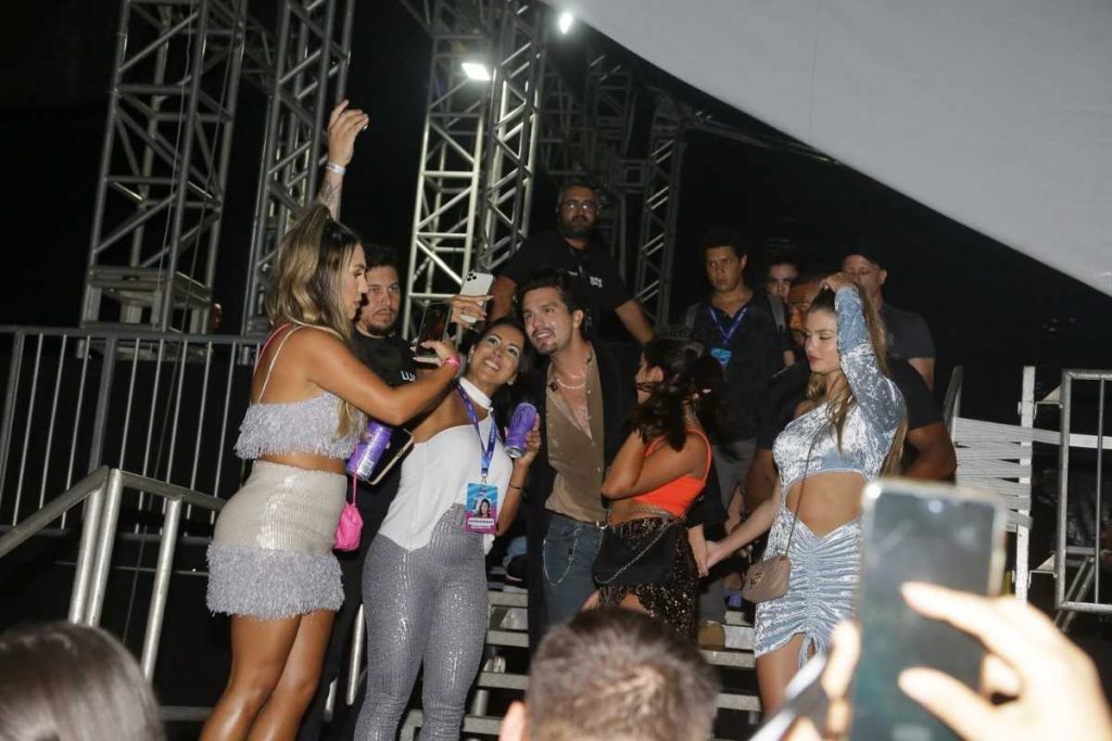 luan santana e izabella cunha tirando foto com fãs no carnaval das artes