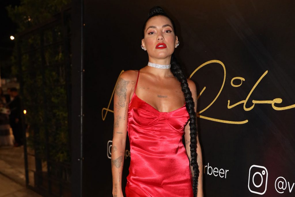 Gabi Prado optou por um vestido longo vermelho