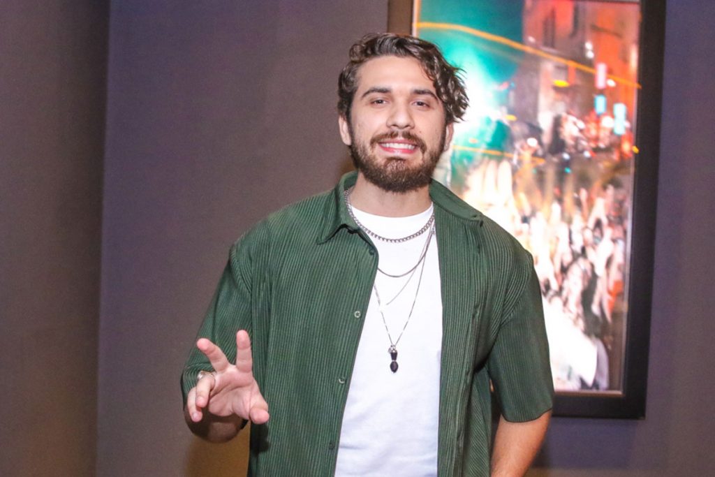 Gustavo Mioto fez questão de posar para os fotógrafos