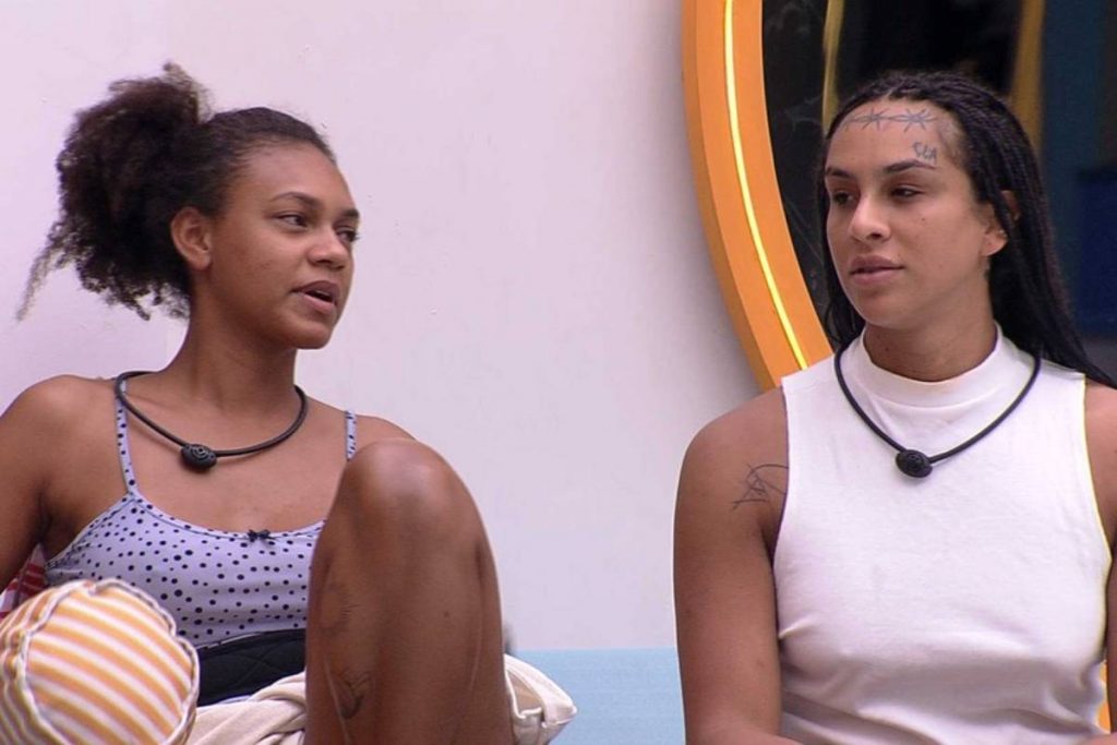 jessilane conversando com linn da quebrada na área externa do bbb22