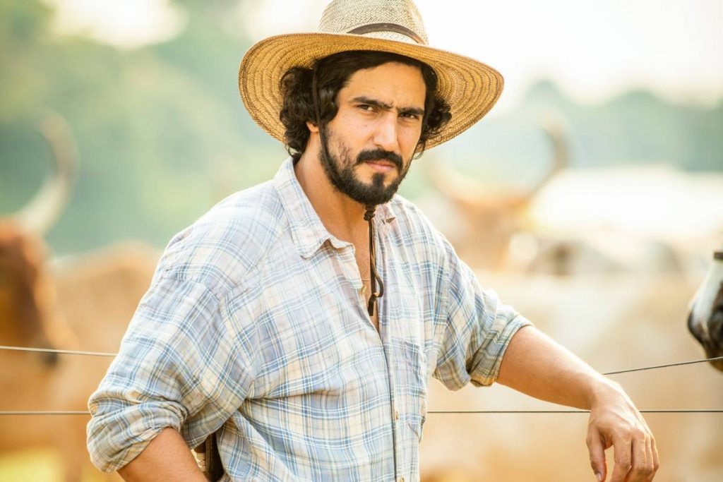 josé leôncio (renato góes) sério apoiado em cercado de sua fazenda em pantanal