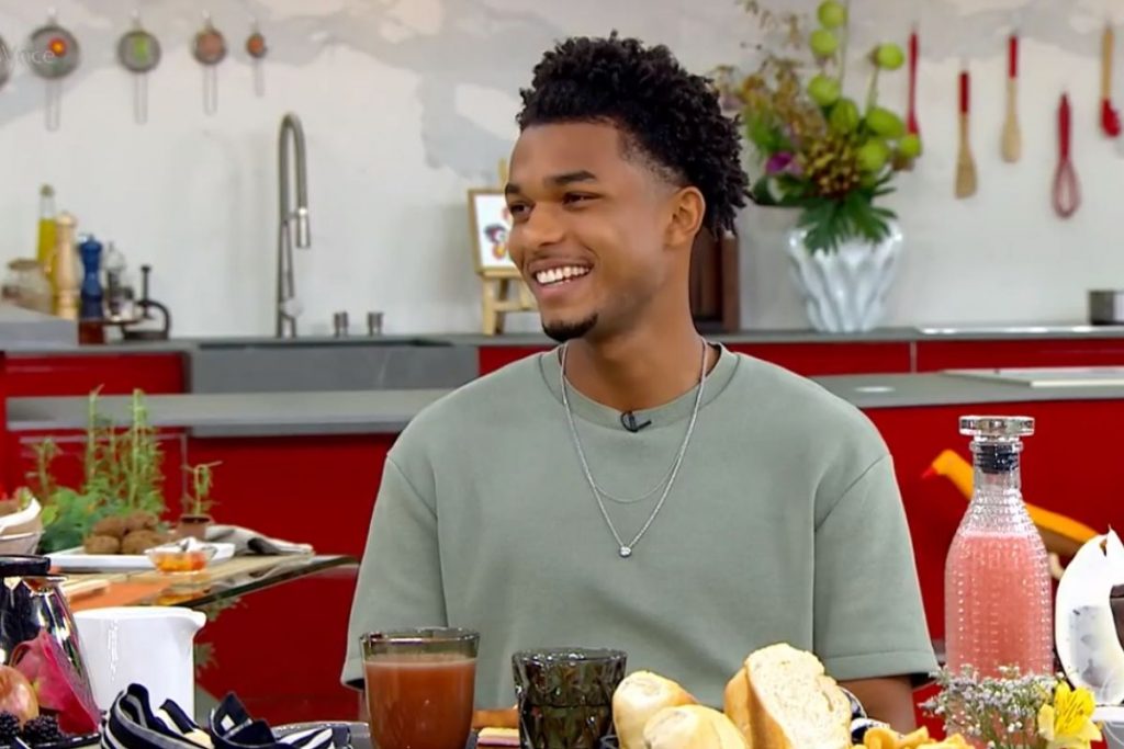 Juan Paiva sorrindo durante café da manhã com Ana Maria Braga no Mais Você
