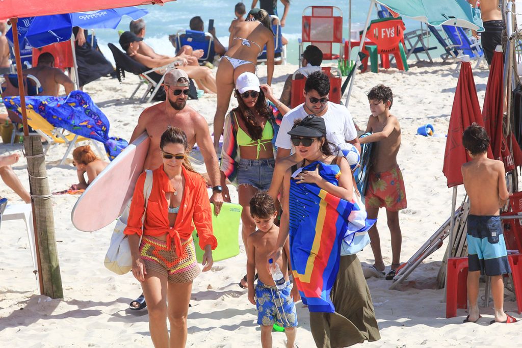 Juliana Paes e a família indo embora da praia