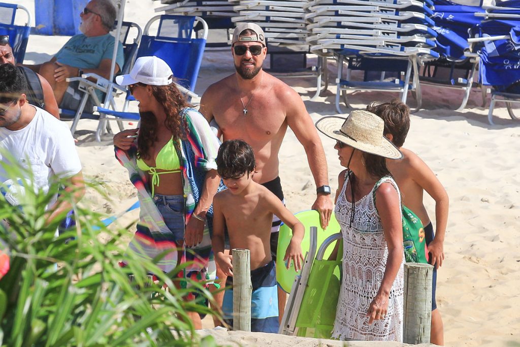 Juliana Paes e a família em praia na Barra da Tijuca, RJ