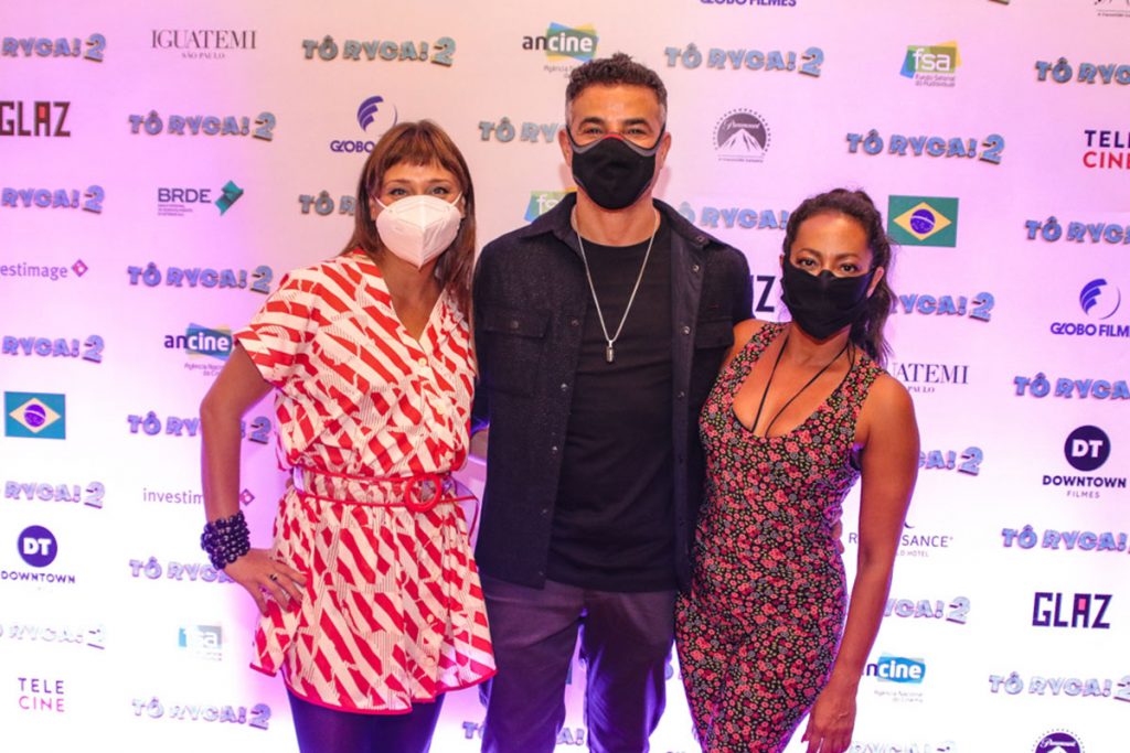 Katiuscia Canoro, Anderson Di Rizzi e Samantha Schmütz posam juntos e de máscara