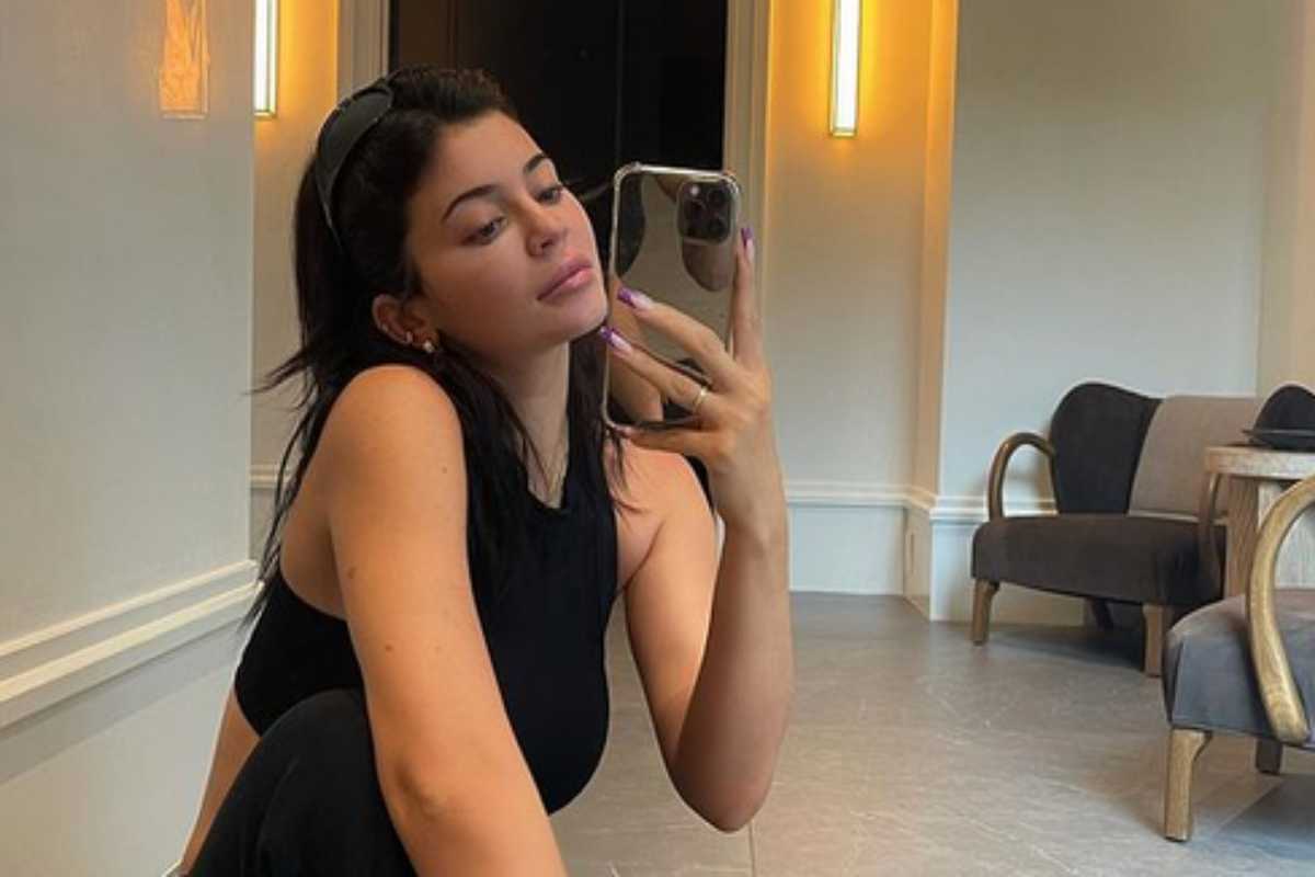 Kylie Jenner faz selfie, de preto