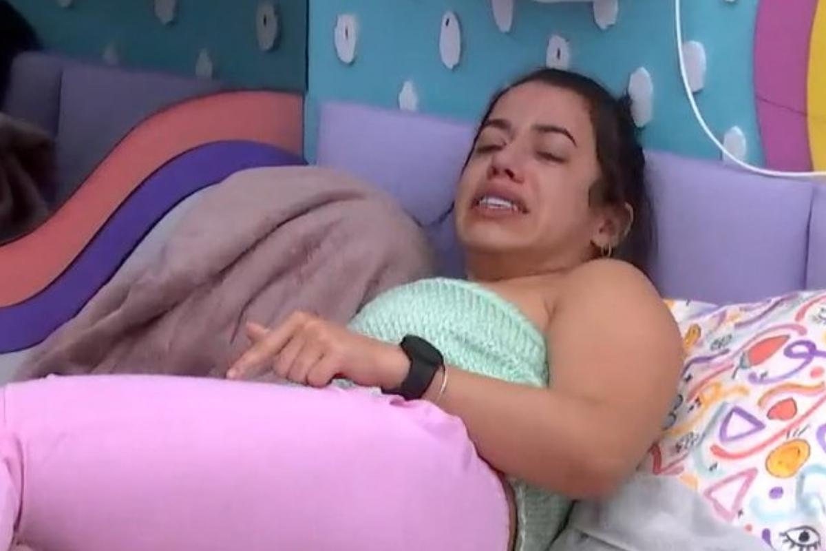 Larissa chorando após desistência de Tiago no BBB22