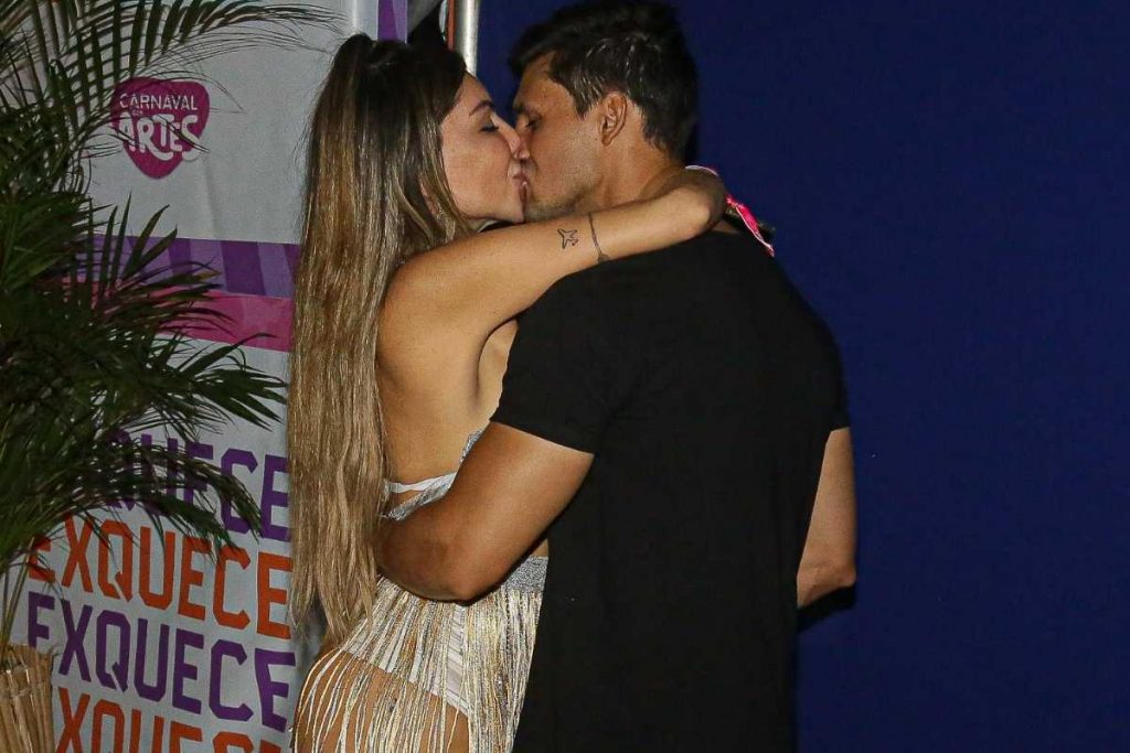 Liziane Gutierrez beijando