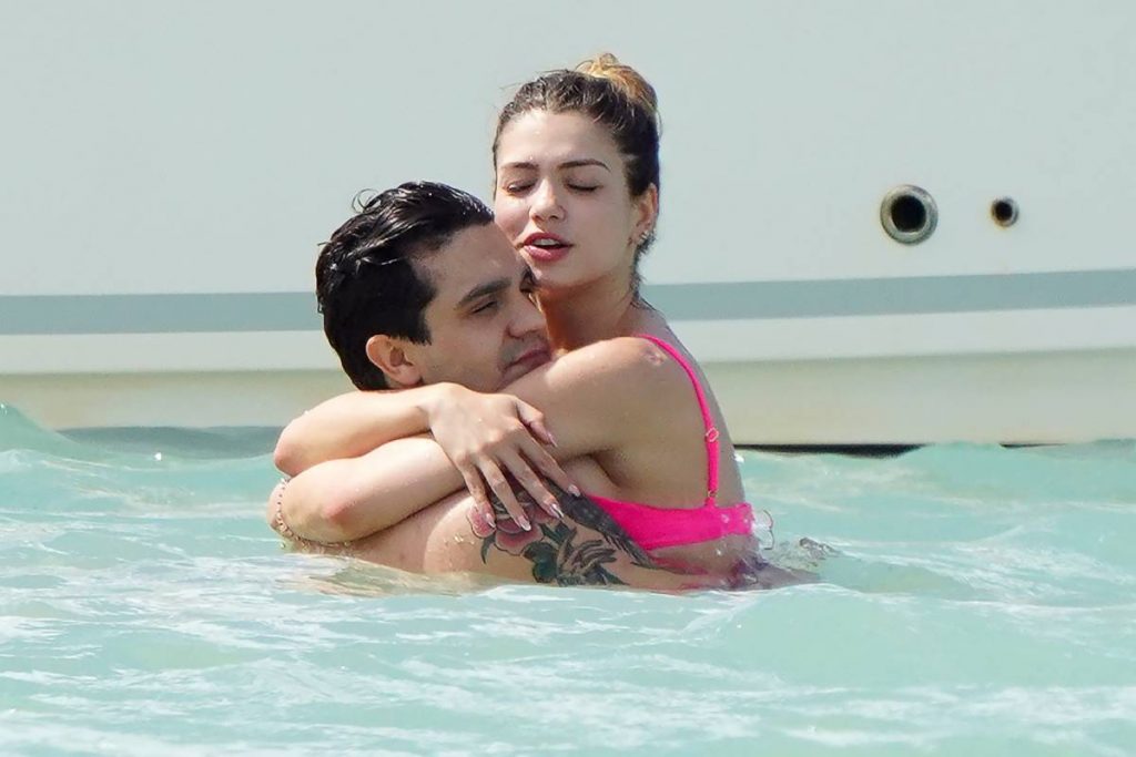 luan snatana e izabella cunha abraçados no mar do caribe