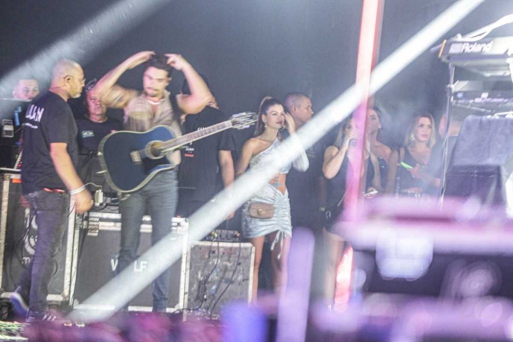 luan santana se apresentando no carnaval das artes e izabella cunha assistindo