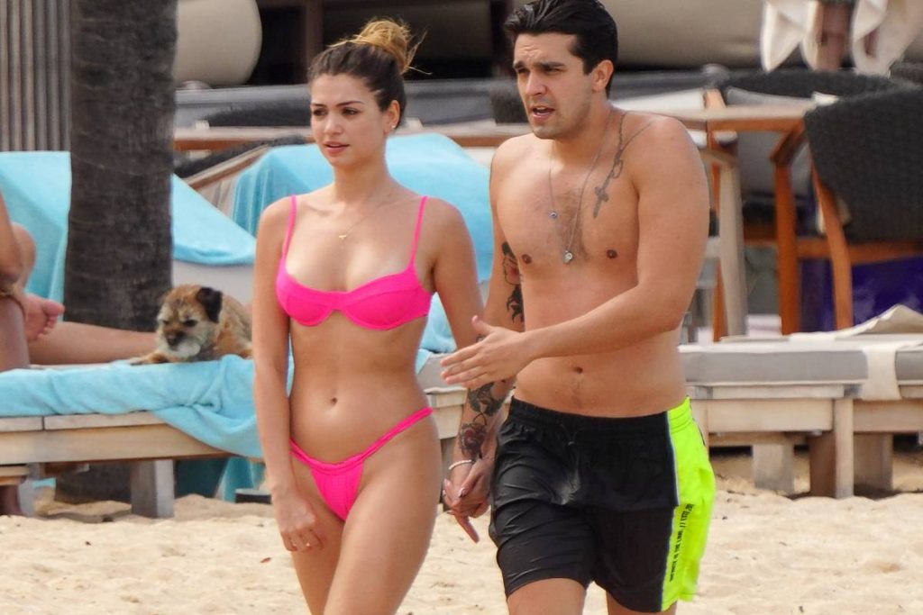 luan santana e izabella cunha caminhando juntos de mãos dadas em praia do caribe