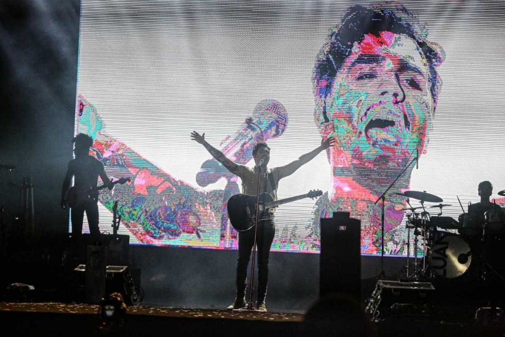 luan santana se apresentando no carnaval das artes