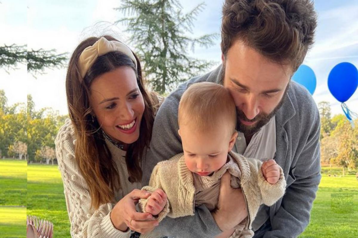 Mandy Moore e o marido com o filho Gus