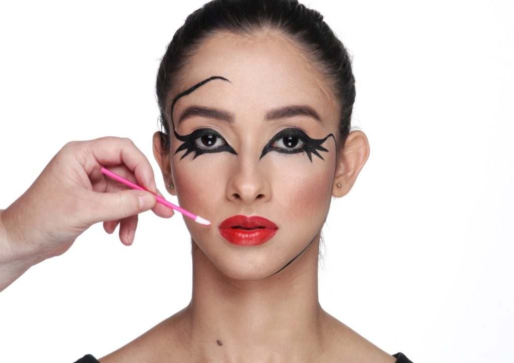 Modelo posando para passo a passo de maquiagem