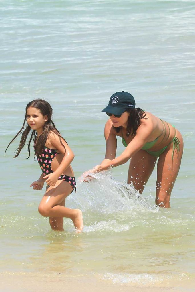 Deborah tira a areia de Maria Flor