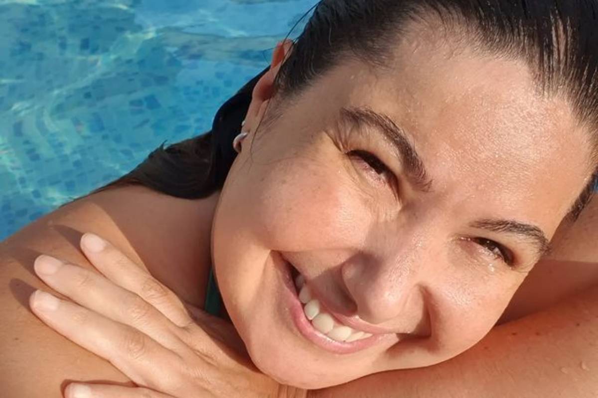 mariana xavier sorridente na piscina