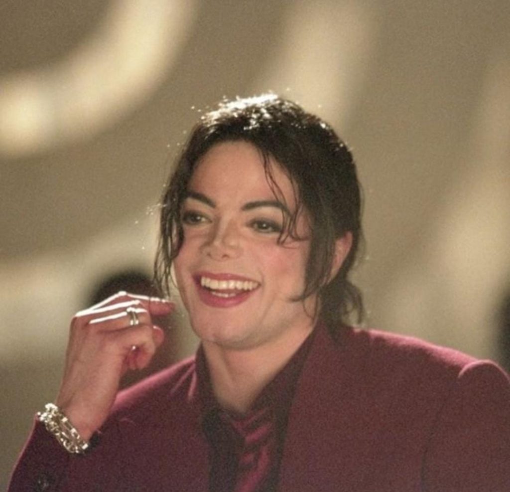 Michael Jackson sorrindo em foto