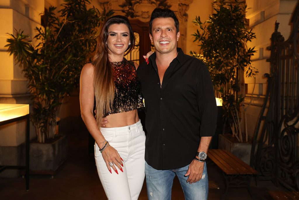 Mirella Santos e Wellington Muniz fizeram questão de posar para os fotógrafos
