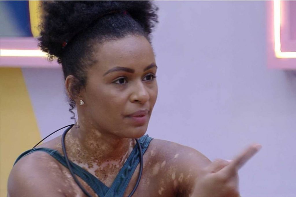 natália séria apontando dedo para frente em conversa com eslovênia na área externa do bbb22