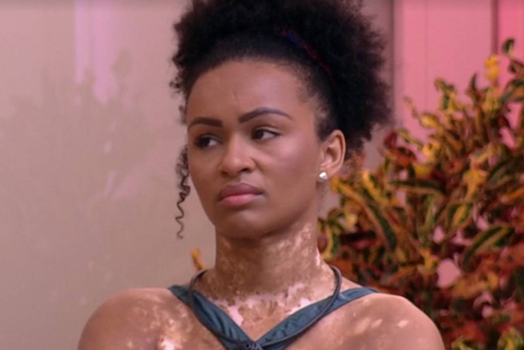 natália séria na área externa do bbb22 após expulsão de maria
