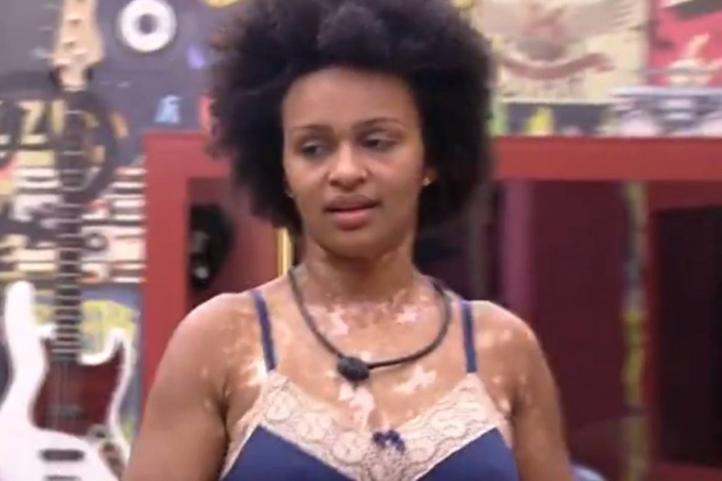 natália séria no quarto crunge do bbb22