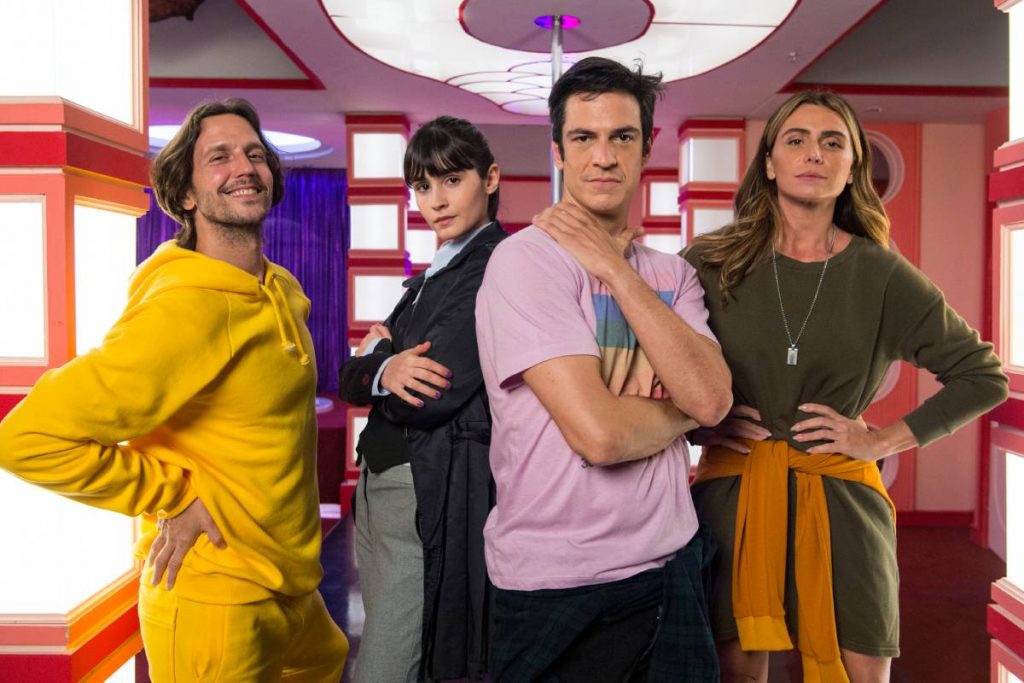 Neném (Vladimir Brichta) e Paula (Giovanna Antonelli), Guilherme (Mateus Solano) e Flávia (Valentina Herszage) com corpos trocados em