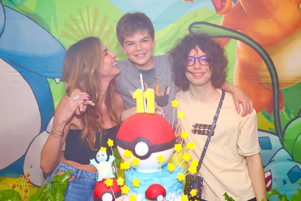 Luciana Gimenez feliz, com os filhos Lorenzo e  Lucas Jagger na hora do parabéns