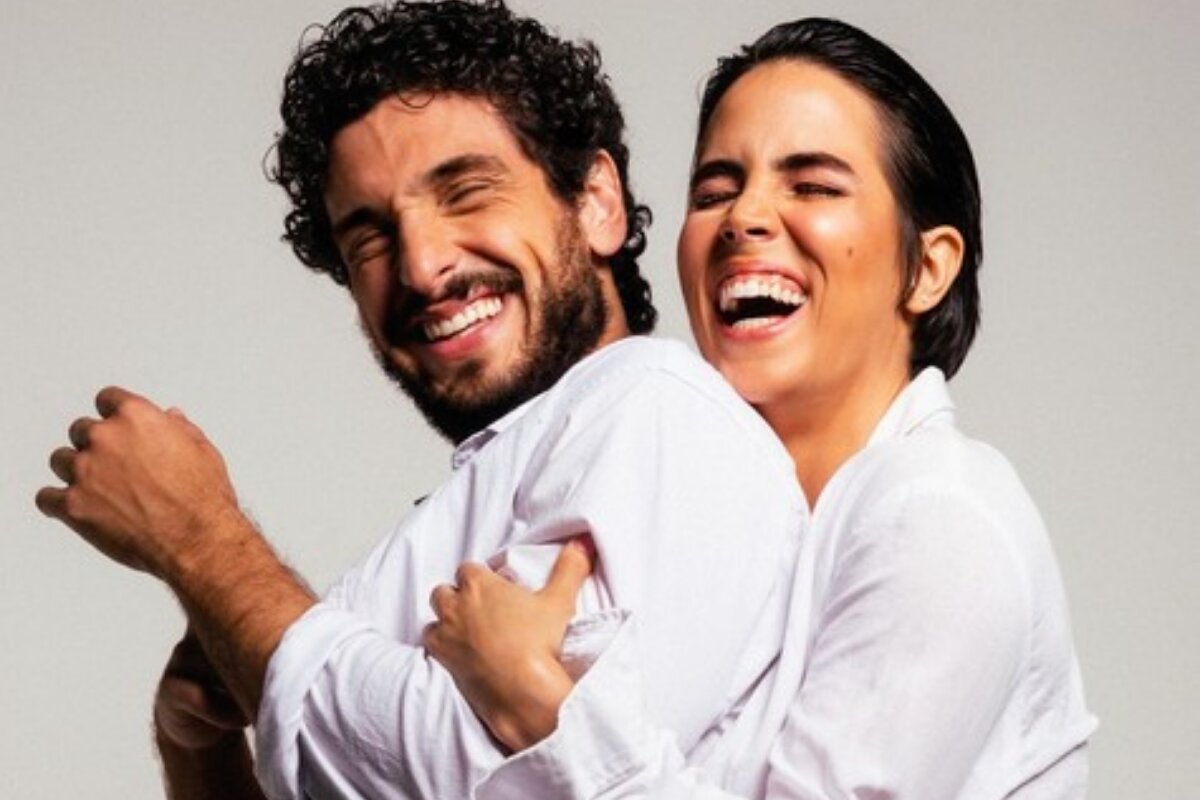 Mario Bregieira e Pérola Faria, sorrindo, de roupa branca