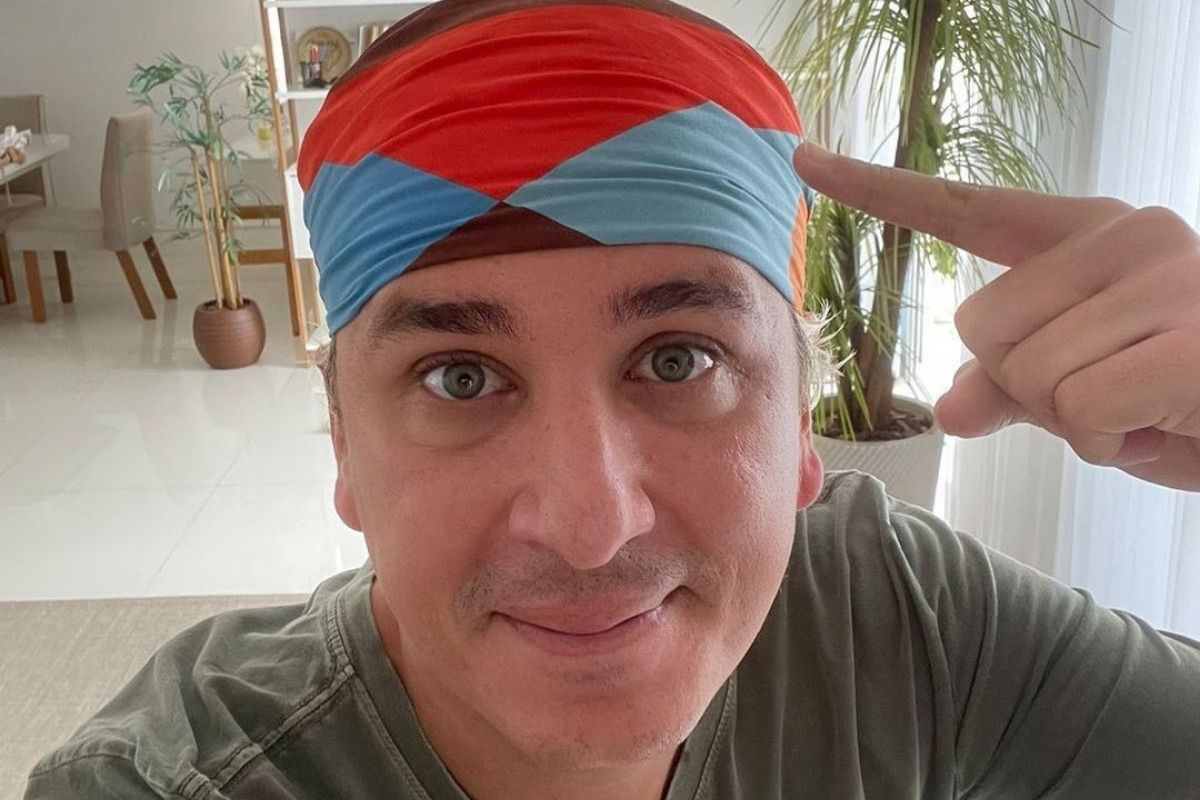 Rafael Portugal em selfie usando um lenço nos cabelos