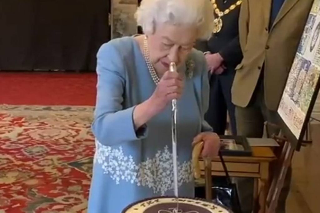rainha elizabeth ii cortando bolo em celebração de 70 anos de reinado