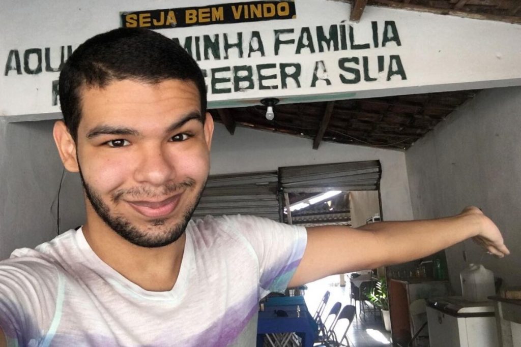 Vinicius na frente do restaurante da família