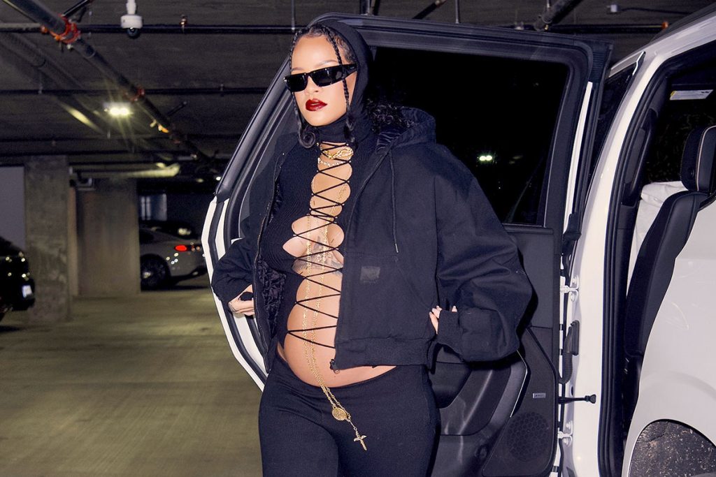 Rihanna usa look ousado e exibe o barrigão da gravidez