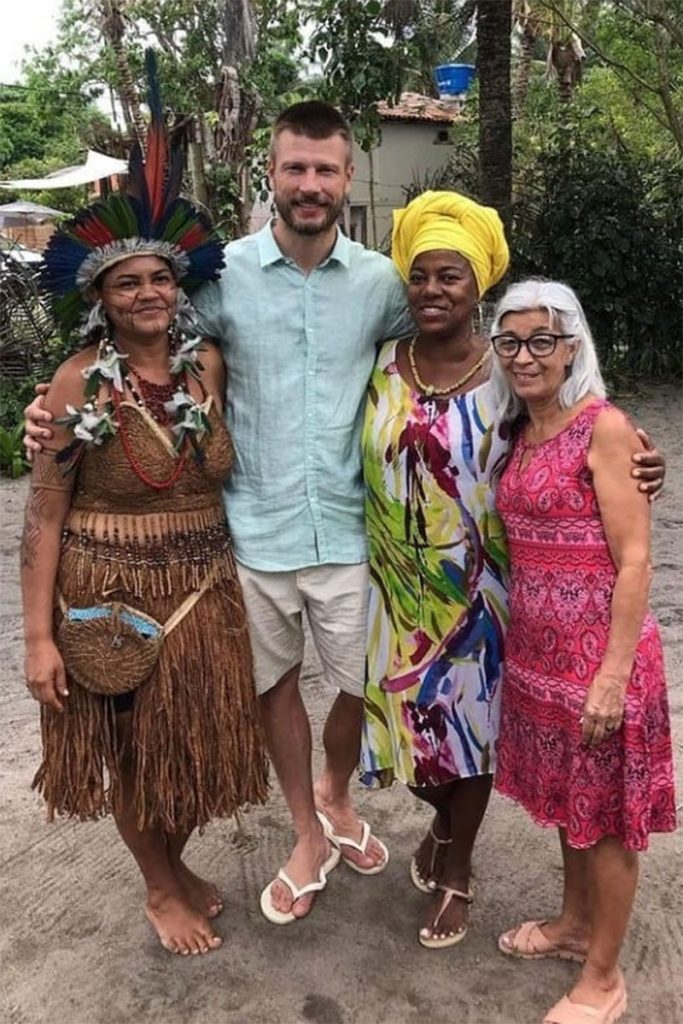 Rodrigo Hilbert com a índia Pataxó Andorinha, Miriam Silva e Elizabete da Luz