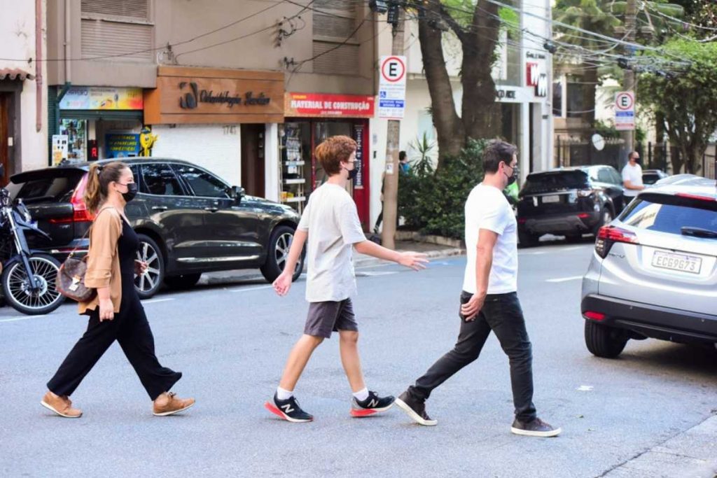 rodrigo lombardi caminhando com esposa e filho nas ruas de são paulo