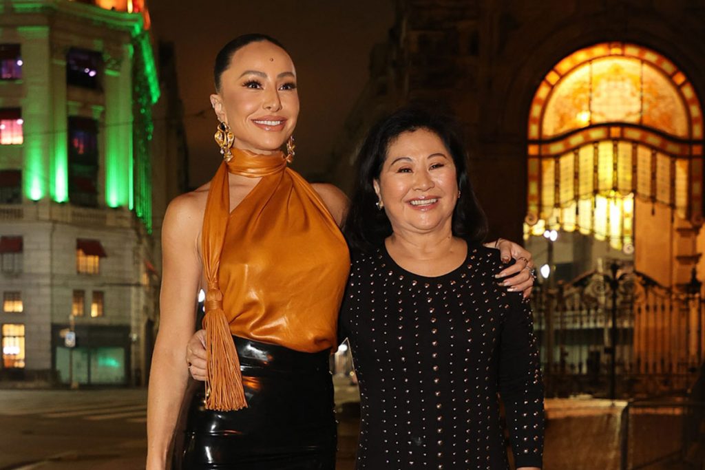 Sabrina Sato ao lado da mãe Kika