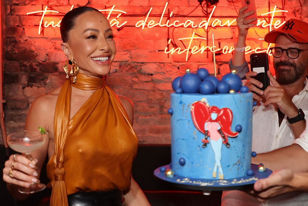 Sabrina Sato ganhou um bolo todo decorado