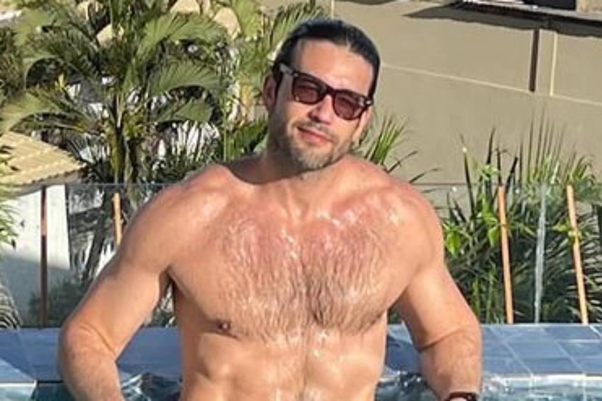 sergio marone posando sem camisa e de óculos escuros na piscina