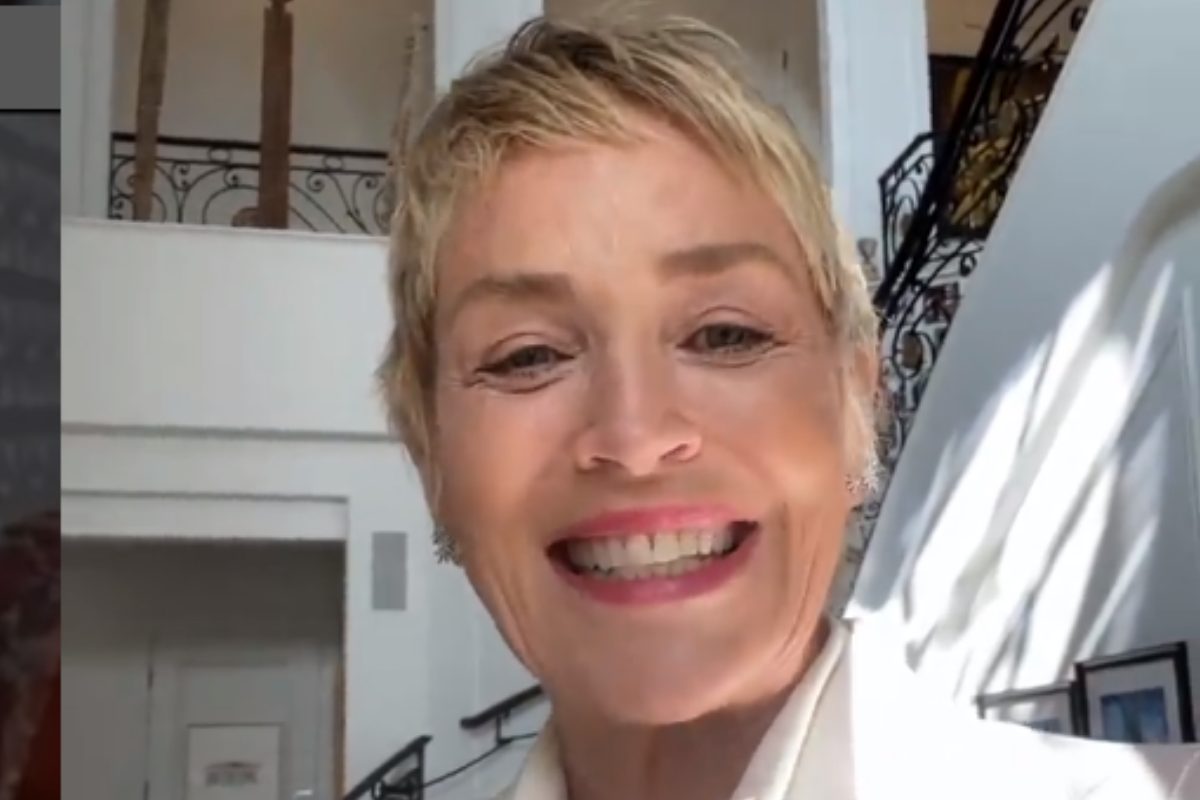 Sharon Stone sorridente, de roupa branca