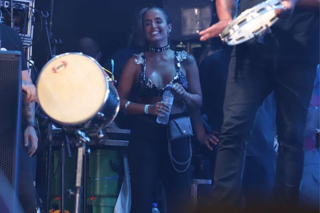 Ex-BBB e cantor assumiram a relação pouco antes do show. 