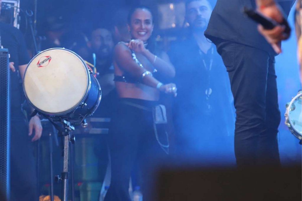 Ex-BBB e cantor assumiram a relação pouco antes do show. 