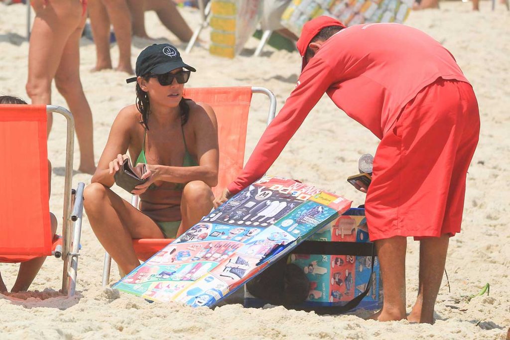 Deborah Secco compra um sorvetinho