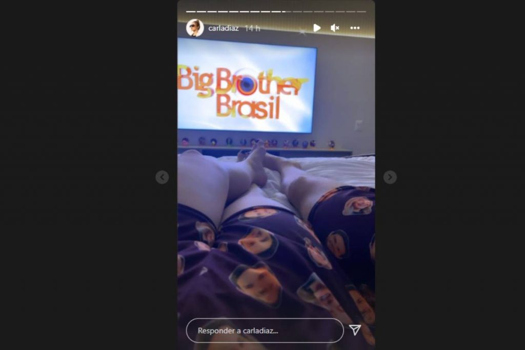 stories de carla diaz posando com pijama combinando com namorado felipe becari