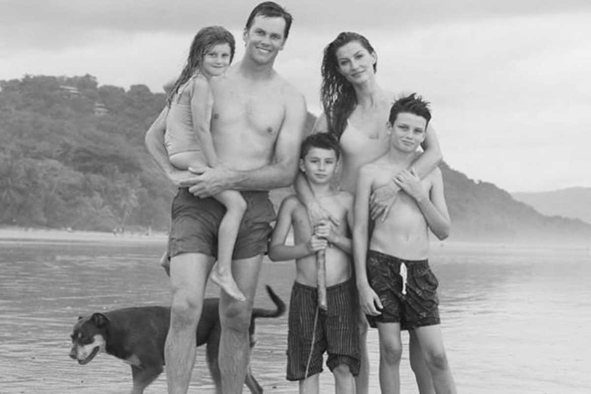 Gisele Bündchen e a família na praia