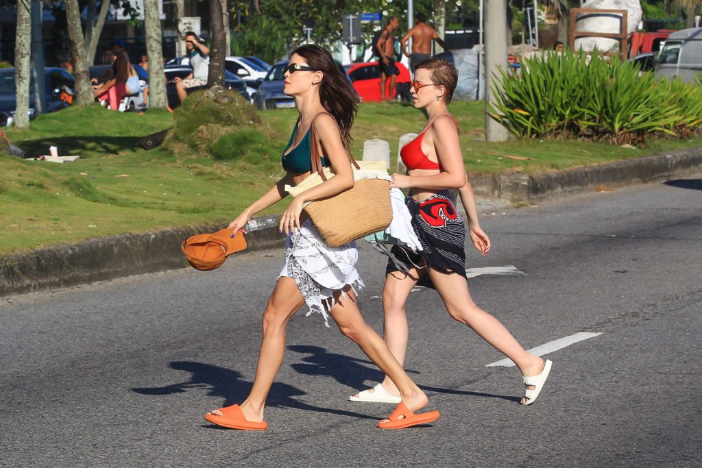 Vitória Strada e Marcella Rica em praia do Rio de Janeiro