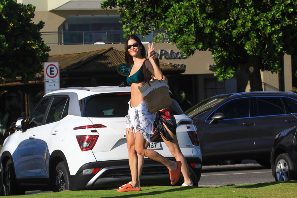 Vitória Strada e Marcella Rica em praia do Rio de Janeiro